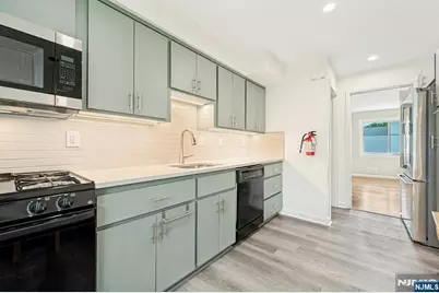 320 W Clinton Avenue, Bergenfield, NJ 07621 - Photo 11