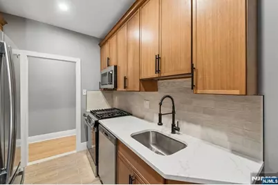 131 Kensington Avenue D5 #D5, Jersey City, NJ 07304 - Photo 17