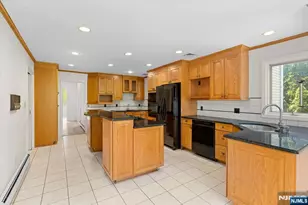 619 Cadmus Ct, Teaneck Township, NJ 07666 - Photo 9