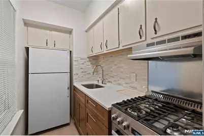 239 Crescent Lane 8 #8, Cliffside Park, NJ 07010 - Photo 11