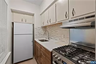 239 Crescent Ln 8, Cliffside Park, NJ 07010 - Photo 11