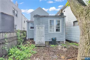 88 Komorn, Newark, NJ 07105 - Photo 11