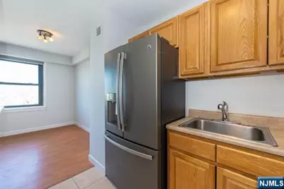 285 Aycrigg Avenue 19F #19F, Passaic, NJ 07055 - Photo 7