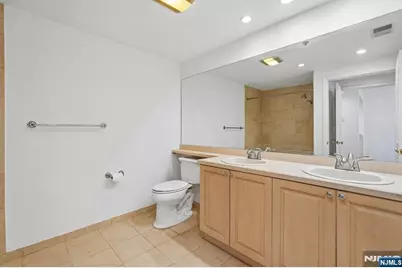 303 Stockton Court S303 #S303, Edgewater, NJ 07020 - Photo 17