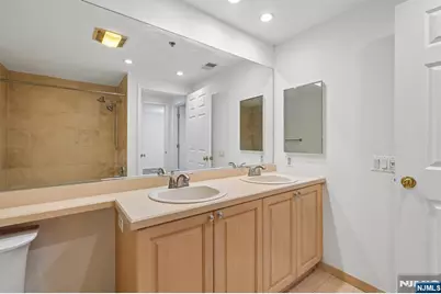 303 Stockton Court S303 #S303, Edgewater, NJ 07020 - Photo 19
