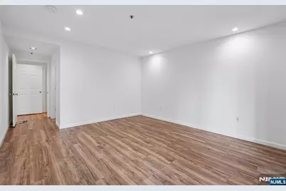 303 Stockton Court S303 #S303, Edgewater, NJ 07020 - Photo 13