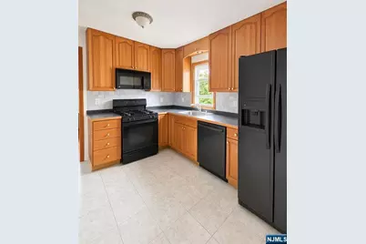 284 Livingston 2nd Floor #2nd floor, Lyndhurst Township, NJ 07071 - Photo 3