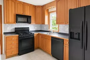 284 Livingston 2nd Floor, Lyndhurst Township, NJ 07071 - Photo 3