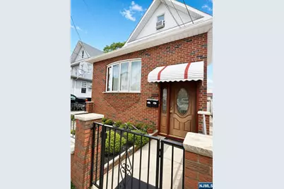 284 Livingston 2nd Floor #2nd floor, Lyndhurst Township, NJ 07071 - Photo 1