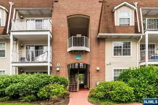 400 Crown Ct 581, Edgewater, NJ 07020 - Photo 3