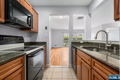 400 Crown Court 581 #581, Edgewater, NJ 07020 - Photo 3