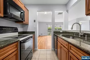400 Crown Ct 581, Edgewater, NJ 07020 - Photo 3