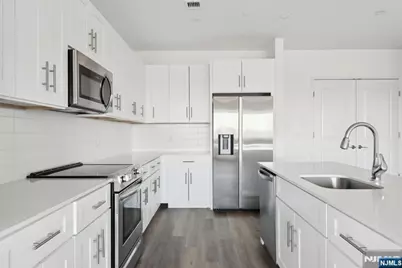 2 Executive 915 #915, Fort Lee, NJ 07024 - Photo 7