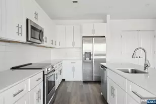 2 Executive 915, Fort Lee, NJ 07024 - Photo 7