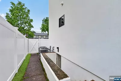 887 Linden Avenue, Ridgefield, NJ 07657 - Photo 49