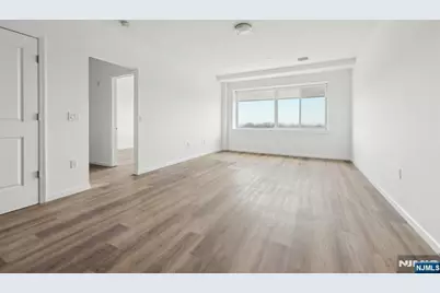 2 Executive 918 #918, Fort Lee, NJ 07024 - Photo 5