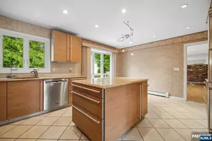 6 Aster Ct, Paramus, NJ 07652 - Photo 7