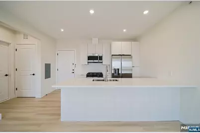 401 E Central Boulevard 2E #2E, Palisades Park, NJ 07650 - Photo 3