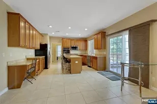 81 Lafayette Cir, Totowa, NJ 07512 - Photo 9
