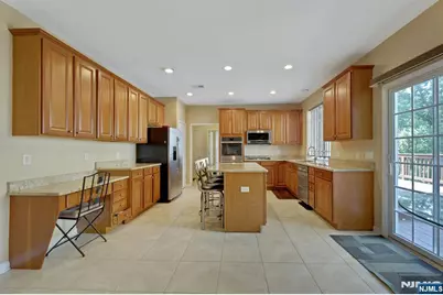 81 Lafayette Circle, Totowa, NJ 07512 - Photo 11