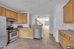 451 Albany Ct, West New York, NJ 07093 - Photo 5
