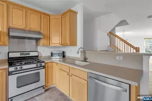 451 Albany Ct, West New York, NJ 07093 - Photo 7