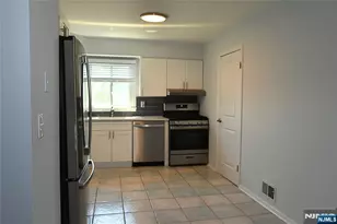 10 Garden Dr 2, Elmwood Park, NJ 07407 - Photo 13