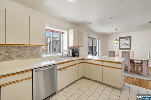 125 Roosevelt Pl, Palisades Park, NJ 07650 - Photo 11