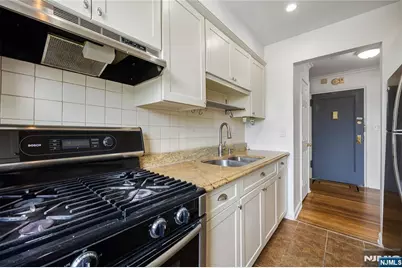 2335 Hudson Terrace D6 #D6, Fort Lee, NJ 07024 - Photo 3
