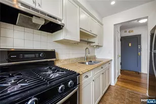 2335 Hudson Terrace D6, Fort Lee, NJ 07024 - Photo 3