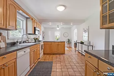 566 Barnett Place, Ridgewood, NJ 07450 - Photo 5