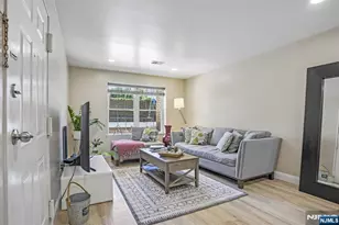 272-276 Walnut 6D, Newark, NJ 07105 - Photo 5