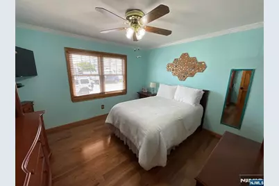 321 Thomas Avenue, Lyndhurst Township, NJ 07071 - Photo 15