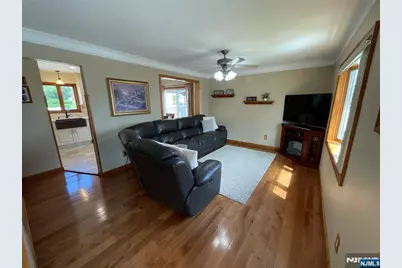 321 Thomas Avenue, Lyndhurst Township, NJ 07071 - Photo 5