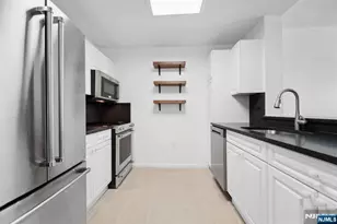 110 City Pl, Edgewater, NJ 07020 - Photo 9