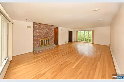 9 Lyncrest Drive, Paramus, NJ 07652 - Photo 15