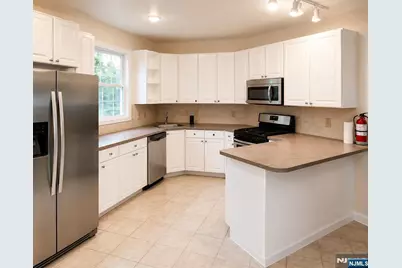 37 Vanderburgh Avenue B #B, Rutherford, NJ 07070 - Photo 3