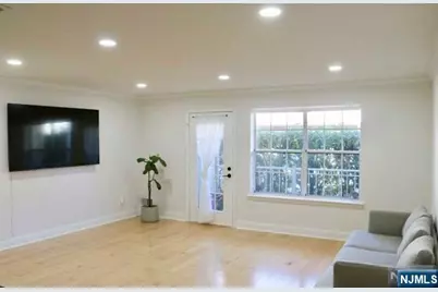 400 Crown Court 561 #561, Edgewater, NJ 07020 - Photo 5