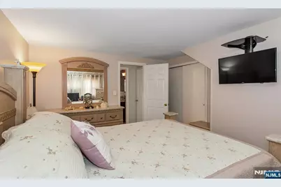 39 Chamberlain Avenue, Elmwood Park, NJ 07407 - Photo 13