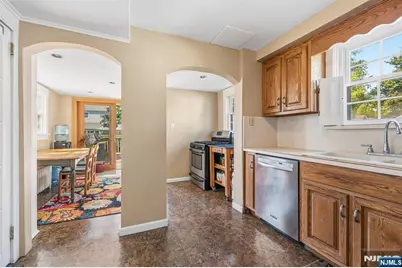 312 Van Buren Avenue, Teaneck Township, NJ 07666 - Photo 7