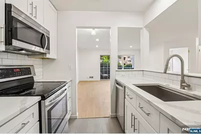 100 Crown Court 471 #471, Edgewater, NJ 07020 - Photo 3