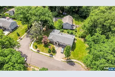 318 Briarcliff Lane, Paramus, NJ 07652 - Photo 35