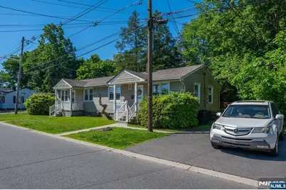 67 Stuyvesant Court, Clifton, NJ 07013 - Photo 3