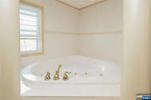 19 Coles Ct, River Edge, NJ 07661 - Photo 11