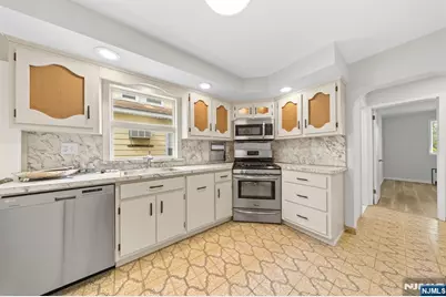 271 Travers Place, Lyndhurst Township, NJ 07071 - Photo 11