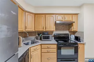 546 Windsor Dr, Palisades Park, NJ 07650 - Photo 7