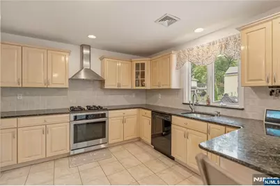 290 McHenry Drive, Paramus, NJ 07652 - Photo 15