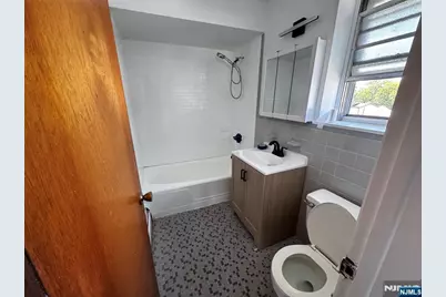 392 Washington Avenue 1A #1A, Bergenfield, NJ 07621 - Photo 7