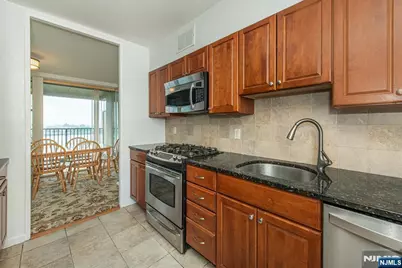 3 Horizon 1007 #1007, Fort Lee, NJ 07024 - Photo 11