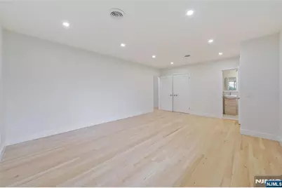 21 E Central Avenue, Bergenfield, NJ 07621 - Photo 11